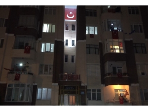 Lise Öğrencisi Balkonuna Müzik Sistemi Kurdu Mahalleliyi Coşturdu