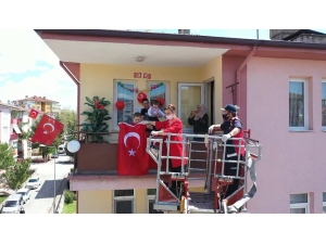 Belediye Başkanı İtfaiye Merdiveniyle Çocuklara Hediye Verdi