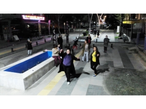 Balkondan Konser Verdi, Mahalleli Sokakta Göbek Attı