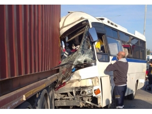 İşçi Servisi Park Halindeki Tıra Çarptı: 1 Ölü 15 Yaralı