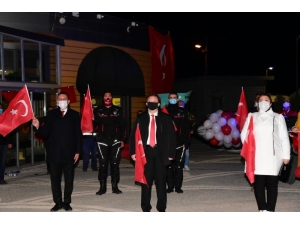 Karesililer Balkonlarında İstiklal Marşı Okudu