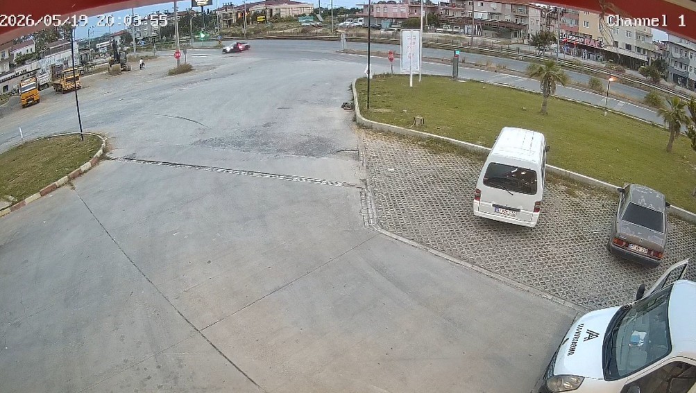 kavsakta-otomobile-carpan-motosikletteki-2-kisi-yaralandi