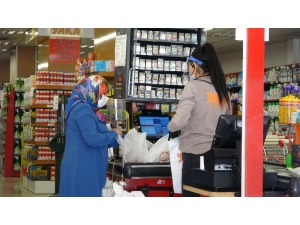 Vatandaşlar Bakkal Ve Marketlerin Kısa Süreli Hizmetinden Yararlanıyor