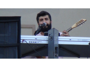 Site Sakinlerine Balkondan Konser Verdi