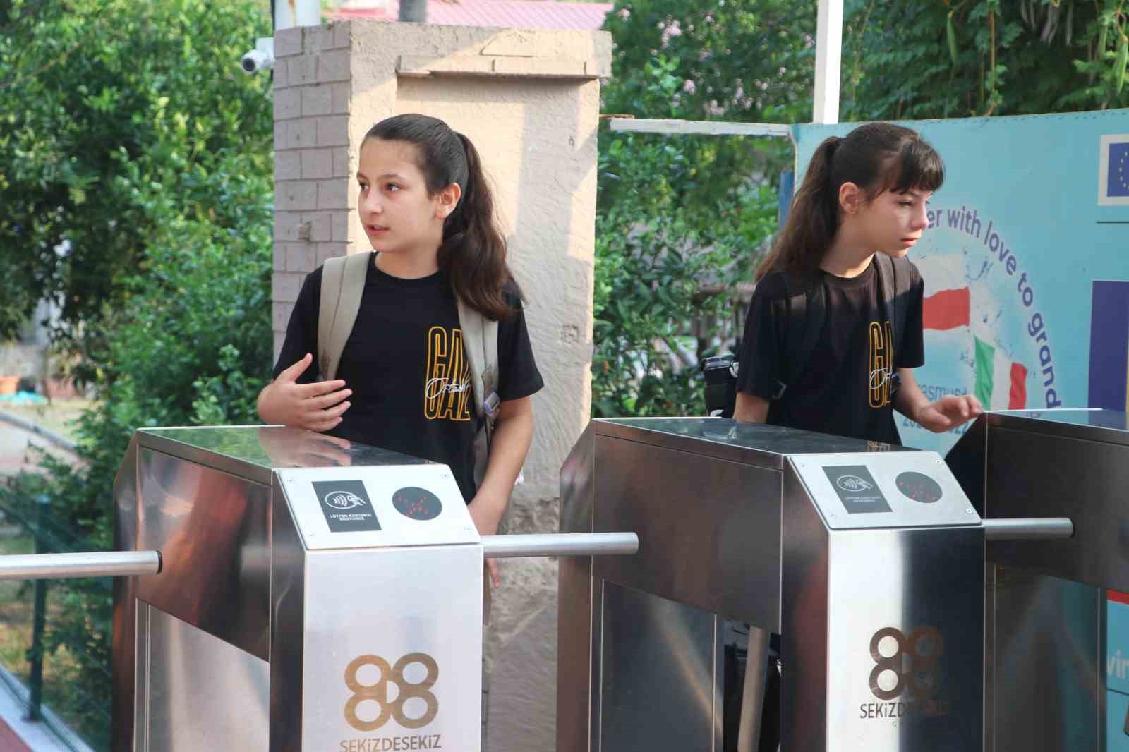 ogrenci-okula-giriyor-velinin-telefonuna-bildirim-gidiyor