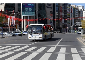 Ankara’da 23 Nisan Şarkılar Ve Marşlar Eşliğinde Kutladı