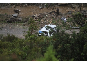 Kontrolden Çıkan Araç 100 Metrelik Uçurumdan Yuvarlandı