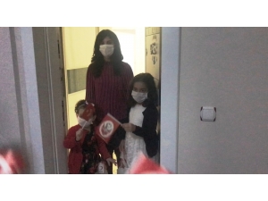 Kızılay Sağlık Çalışanlarının Çocuklarını Unutmadı