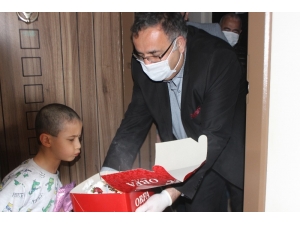 Doğum Günü 23 Nisan Olan Çocuklara Yaş Pastalı Jest