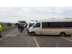 İşçi Servisi Bariyerlere Çarptı: 4 Yaralı