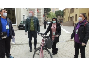 Burhaniye’de Öğretmen Karı Koca Vefa Sosyal Destek Grubunda Gönüllü Oldu