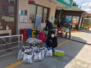 İşsiz Kalan İşçilere Yardım Paketi Ulaştırıyorlar