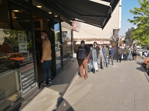 Ramazan’ın İlk Gününde Fırınlarda Sosyal Mesafeli Pide Kuyruğu