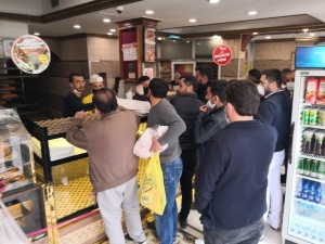 Ramazan Pidesi Kuyruğunda Sosyal Mesafe Hiçe Sayıldı