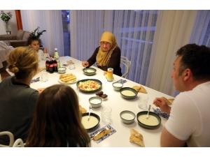 Almanya’da Müslümanlar Ramazan Ayının İlk İftarını Evlerinde Açtı