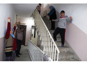 Sokağa Çıkamayan 65 Yaş Üstü Vatandaşlar Apartmanda Spor Yapıyor