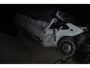 Freni Tutmayan Kamyonet Kaçış Rampasına Girdi: 2 Yaralı