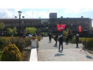 Polis, Hemşire, Doktor Huzurevi Sakinleri İçin Oynadı