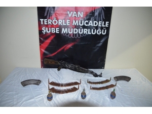 Van’da Toprağa Gömülü Silah Ve Mühimmat Ele Geçirildi