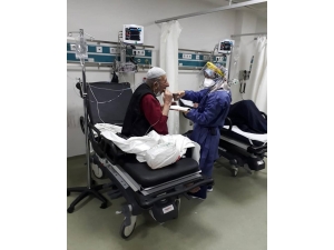 Fedakar Doktor Kendi Orucunu Açmadan Önce Hastasına Yemek Yedirdi