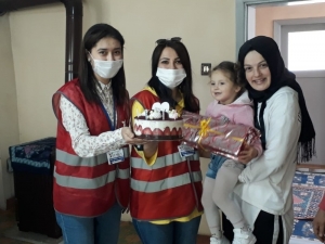 Evden Çıkamayan 3 Yaşındaki Zeynep’e Doğum Günü Sürprizi