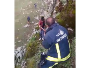 Kayalıklarda Mahsur Kalan Çocuk, Film Gibi Operasyonla Kurtarıldı