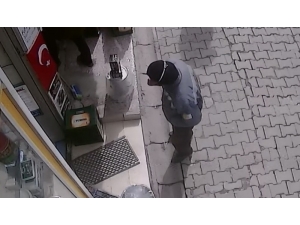 Bayrağı Öpmek İçin Herkesin Gitmesini Bekledi