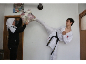 14 Yaşındaki Milli Karateci Antrenmanları Halasıyla Yapıyor