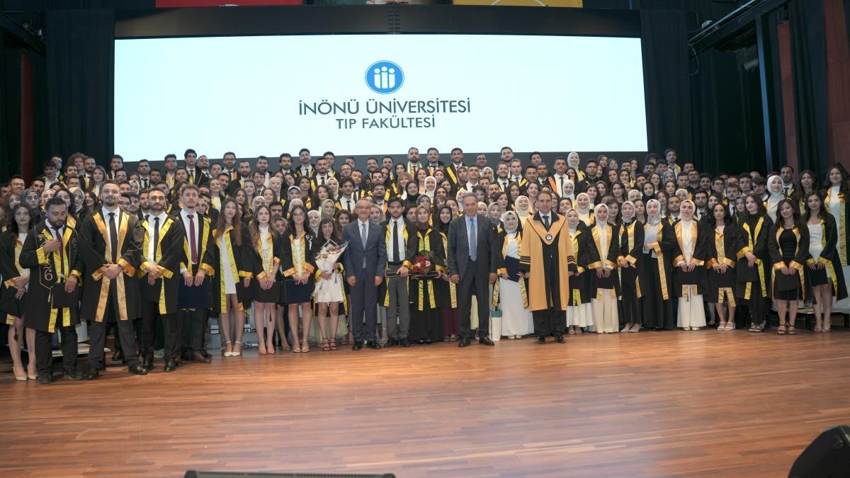 inonu-universitesi-tip-fakultesi-nde-mezuniyet-coskusu