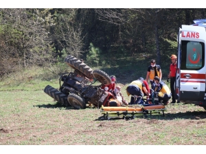 Bolu’da Devrilen Traktörün Sürücüsü Son Anda Yaralı Kurtuldu