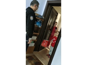 Minik Ömer’in İstediği Türk Bayrağını Polisler Kapısına Getirdi