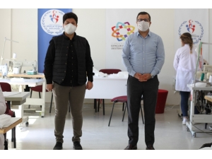 Silopi’de Gençlik Merkezinde Günlük 10 Bin Maske Üretiliyor