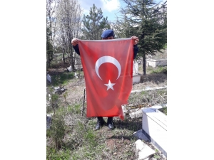 Şehit Mezarlarındaki Türk Bayrakları Yenilendi