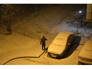 Sarıkamış Beyaza Büründü, Nisan Ayında Yağan Kar Şaşırttı