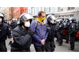 Almanya’da Halk Korona Virüs Kısıtlamalarını Protesto Etti