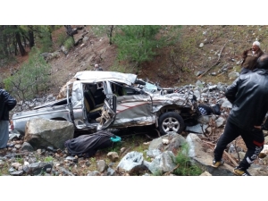 Kamyonet Uçuruma Yuvarlandı: 3 Ölü