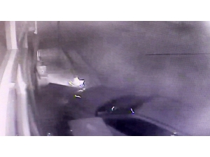 Otomobil Markete Daldı, O Anlar Güvenlik Kamerasına Yansıdı