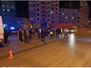 Kavşakta İki Otomobil Çarpıştı: 3 Yaralı