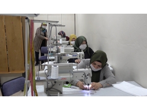 Gönüllü Kadınlar Maske Üretiyor