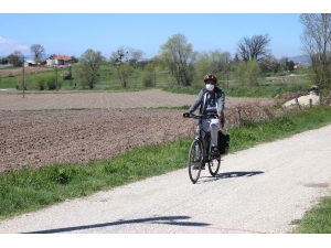 Bisikletiyle 28 Kilometre Yol Giderek Öğrencilerine Kitap Dağıtıyor