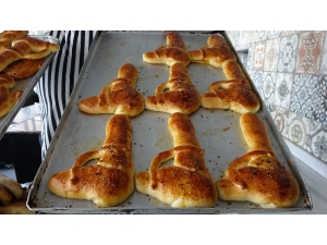 Çocuklara Tabanca Şeklinde Poğaça Yapıp 100 Yıllık Geleneği Sürdürüyor