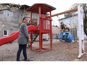 Sokağa Çıkamayan Çocukları İçin Evinin Bahçesine Park Kurdu