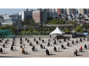 Güney Kore’de Korona Virüse Karşı Açık Havada Sınav