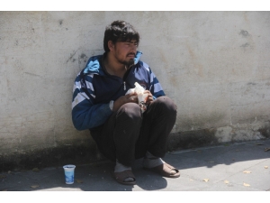 Sokakta Kalan Yabancı Uyruklu Gence Polis Sahip Çıktı