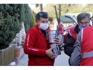 Bolu’da, Kızılay İle Çalışan 55 Gönüllü Öğretmen İhtiyaç Sahiplerine İftar Yemeği Götürüyor