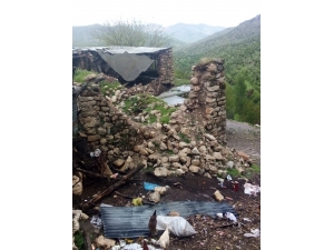 Gercüş’te Yağışlardan Dolayı Toprak Evler Çöktü