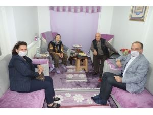 Başkan Çetin Akın’dan Yaşlı Çifte Evlilik Yıl Dönümü Sürprizi