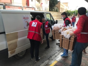 Kızılay’dan İftarda Su Ve Ekmek İkramı
