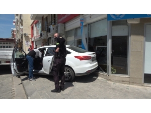 Kontrolden Çıkan Otomobil Dükkana Girmek Üzereyken Son Anda Durabildi