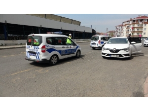 Sokağa Çıkma Kısıtlamasına Uymayan Sürücü Polisin Üzerine Sürerek Kaçmaya Çalıştı